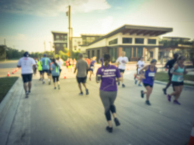 复古色调运动模糊群赛跑者的所有能力在5k 企业挑战赛在美国德克萨斯州理查森。健身, 健康的生活方式观念。运动员在路上奔跑。城市体