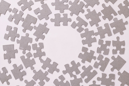 突破困境背景拼图碎片散落在白色的背景照片