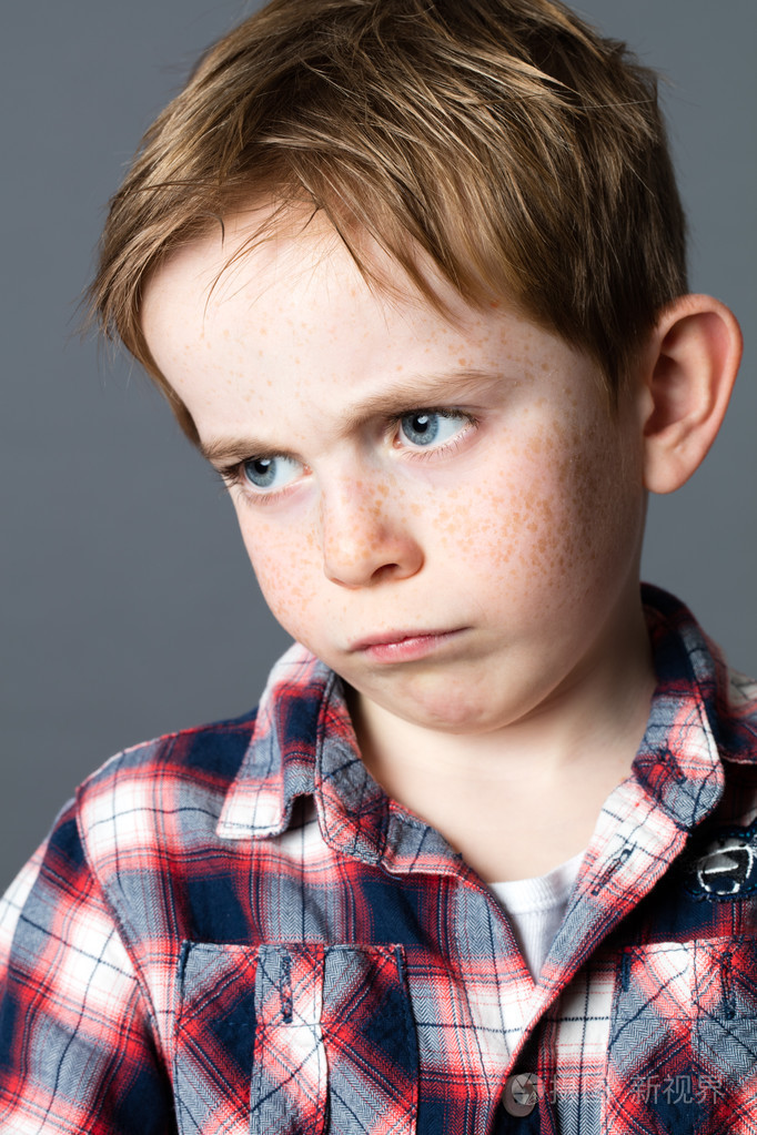 失望的小儿童与哀伤的眼睛和雀斑辞职