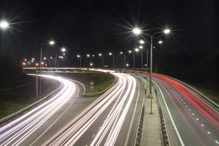 灯曲折从车灯夜间道路灯照片