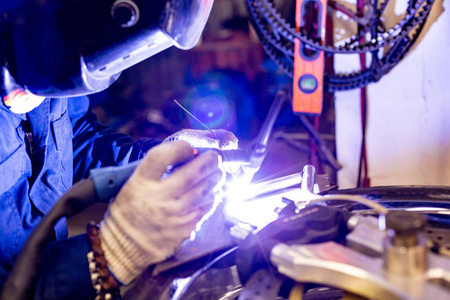 专业汽车机械工在氩气切割机汽车维修服务中的工作