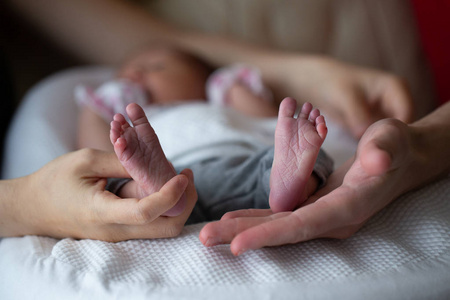 年轻夫妇抱着新生的孩子脚与手掌, 概念形象