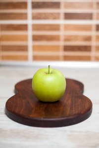 成熟的青苹果，与木菜板，孤立的白色的片