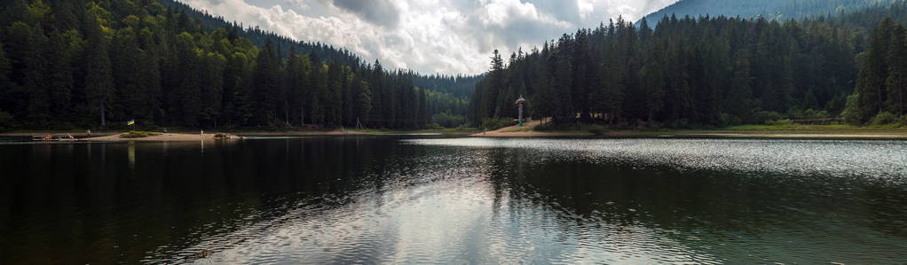 美丽的景色, 山上的湖泊和群山覆盖森林在夏季。受欢迎的旅游景点。乌克兰喀尔巴阡山湖 Sinevir 的梦幻风光