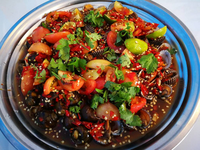 虾蛤辣沙拉和泰国蜗牛柠檬汁腌鱼和辣椒星