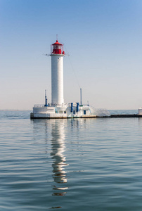 灯塔在敖德萨港口入口处, 乌克兰的海门在一个阳光明媚的夏天天