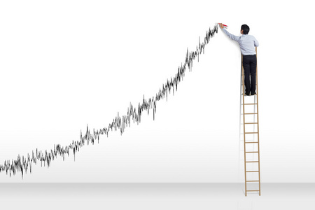 商人站在梯子上绘制图表和增长图