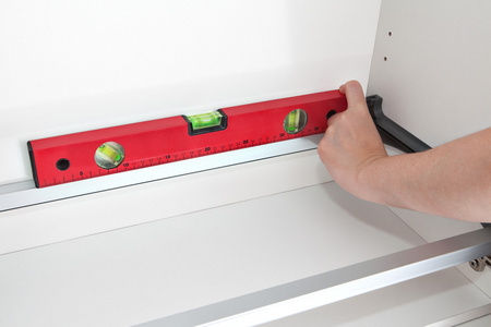 水平尺工人图片