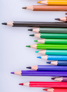 彩色铅笔的各种颜色放置在白色背景
