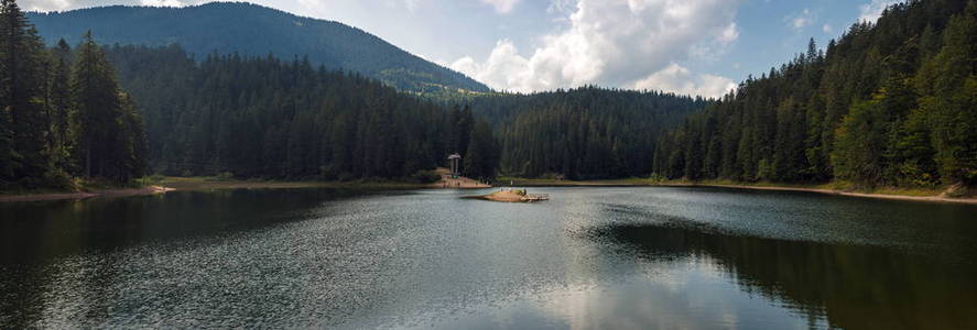 美丽的景色, 山上的湖泊和群山覆盖森林在夏季。受欢迎的旅游景点。乌克兰喀尔巴阡山湖 Sinevir 的梦幻风光