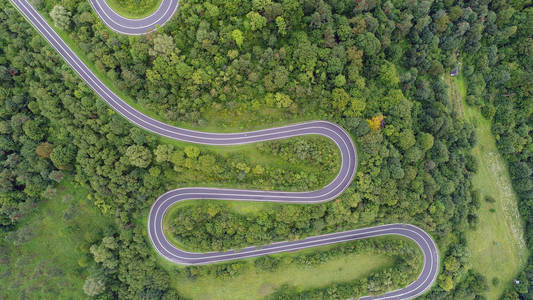 美丽的空中风景与弯曲的路