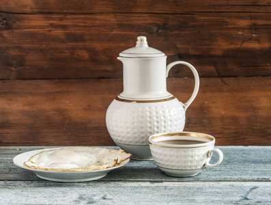 陶瓷茶壶, 一摞木桌上的茶杯。复制空间