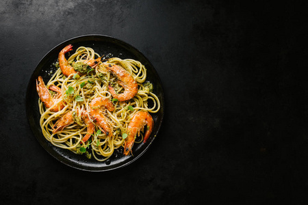 一锅烧乌冬面拌炒蔬菜 素食面条与青豆 甜椒 蘑菇 红萝卜 健康食物午餐在木背景 顶面视图相似素材图片 摄图新视界
