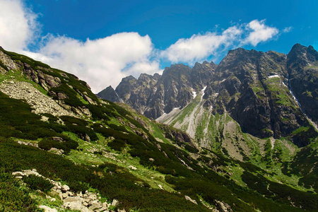 山风景反对蓝天与云彩。斯洛伐克雄伟的高 tatras 山脉