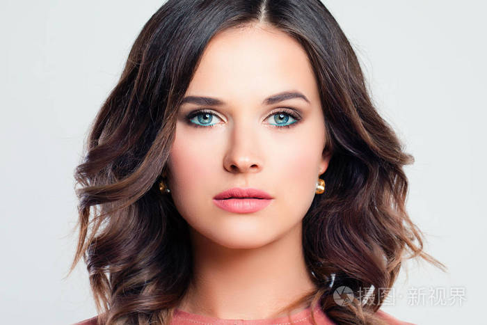 美丽的女性面孔.有化妆和波浪状头发的时尚女人