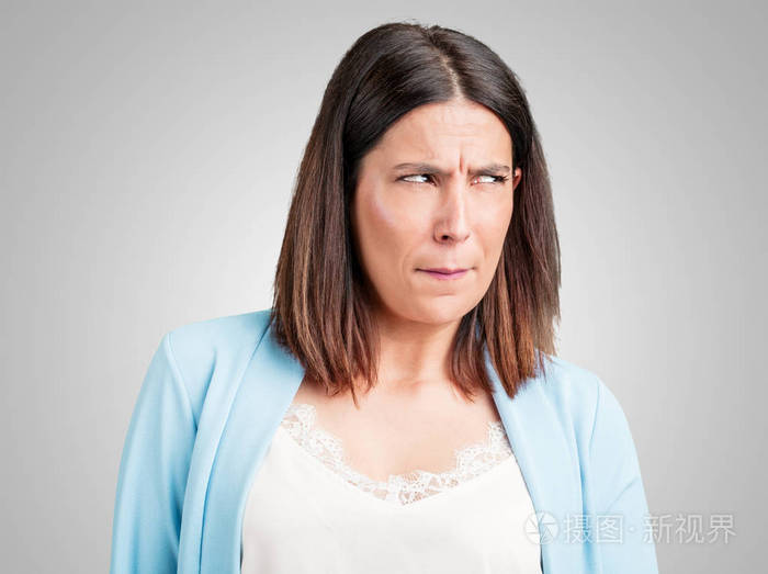 中年妇女怀疑和困惑, 思想或担心某事