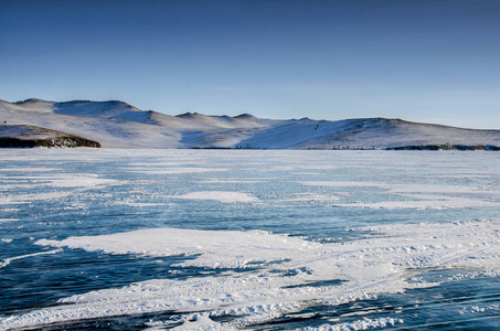 从裂缝和泡沫深层天然气在冬天，俄罗斯的贝加尔湖表面上的冰上的美丽的图纸视图