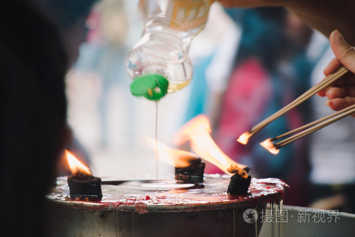 燃烧的乔斯棒和油棕蜡烛在中国的神社