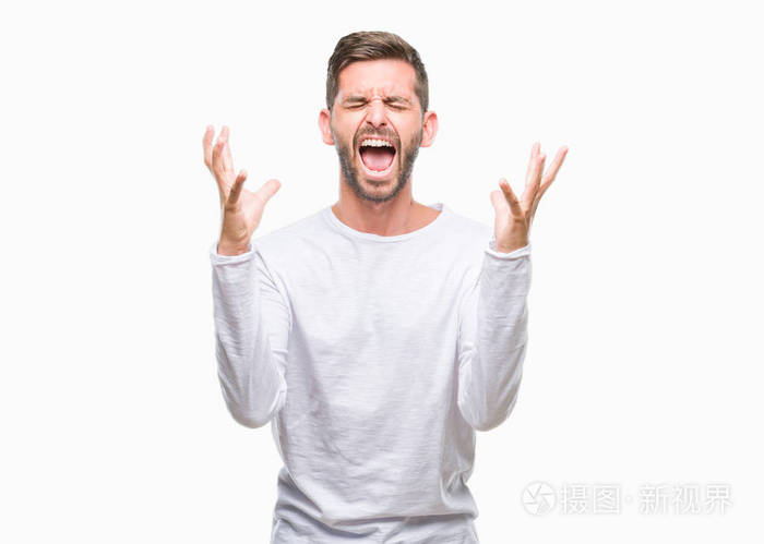 年轻英俊的人在孤立的背景下庆祝疯狂和疯狂的成功与手臂举起和闭上