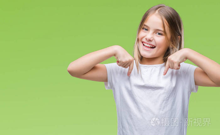 年轻美丽的女孩在孤立的背景下, 脸上露出自信的笑容, 用手指自豪和