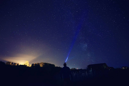 银河灯笼, 寂寞的旅行者照耀天空中的灯笼, 夜空中的一缕光芒