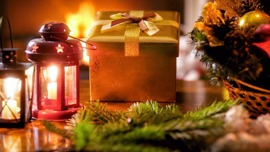 美丽的圣诞节背景礼品, 灯笼, 蜡烛和传统的花圈