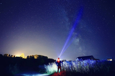 银河灯笼, 寂寞的旅行者照耀天空中的灯笼, 夜空中的一缕光芒