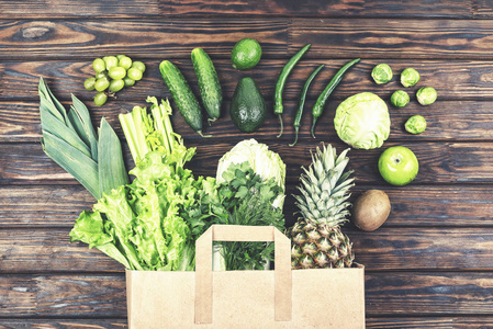 绿色的有用产品。纸袋的各种健康产品。超市, 食品配送