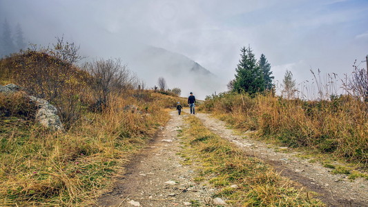 在秋天在山中旅行