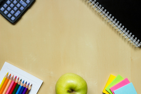 苹果和桌上文具