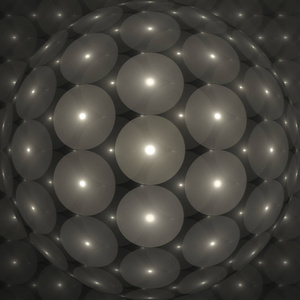 抽象背景。发光的空气气球和一个大球体。对称模式。数码艺术。分形图形技术。黑白相间