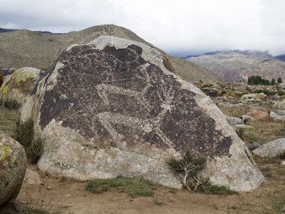 古代岩画位于乔尔蓬 Ata，吉尔吉斯斯坦伊塞克湖