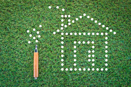 生态住宅概念带点纸和铅笔