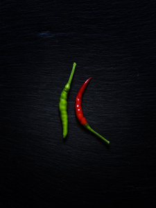 红色和绿色小辣椒图片