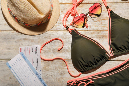 构成与泳装, 文件和帽子在木质背景。旅游规划