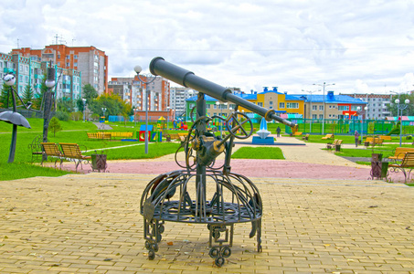 望远镜。在公共公园的游乐场。秋天。俄罗斯。西伯利亚