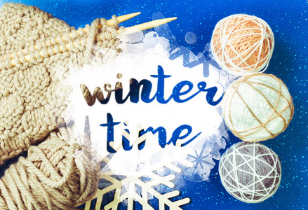 冬季背景与针织针, 羊毛球和雪花