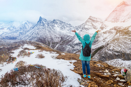 快乐的徒步旅行者赢得达成人生目标, 成功, 自由和羟基磷灰石照片