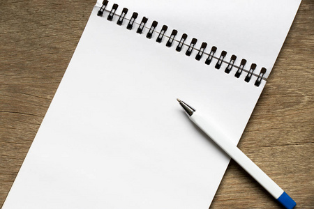 木头笔空白笔记书和笔在木头背景与拷贝空间为装饰照片