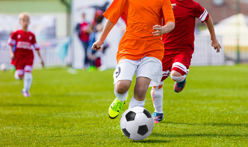 青少年足球足球球在运动场上的踢的足球运动员。国际足球联赛为青年橄榄球队