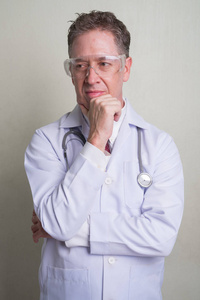成年男性医生肖像与白色背景