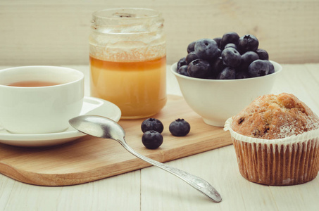茶配蛋糕, 蜂蜜和新鲜蓝莓健康早餐 茶与蛋糕, 蜂蜜和新鲜蓝莓