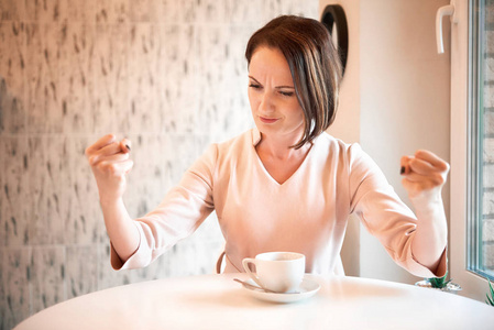 咖啡馆里一个年轻女人的肖像