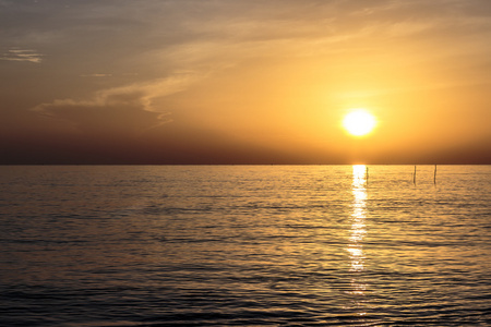 美丽的风景,夏季日落或日出照片
