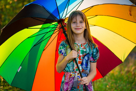 快乐的孩子女孩漫步与多彩多姿的雨伞下夏季雨