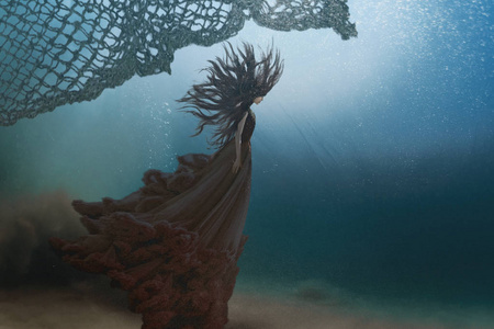 鱼网水下的美人鱼照片