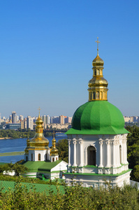 正统的基督教修道院，在绿色的基辅佩乔尔斯克修道院嗨