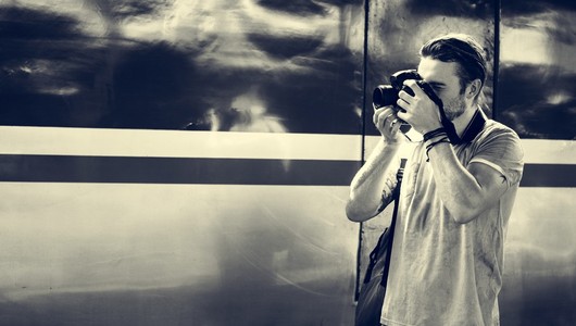 男子在火车站的相机