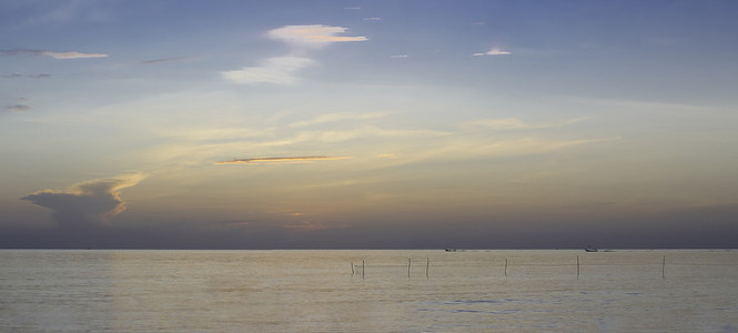 夏日日落或日出的全景美丽的风景