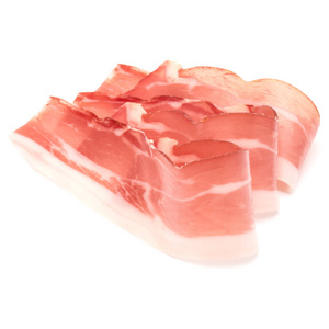 意大利火腿 crudo 或 jamon。生火腿隔离在白色 ba 上